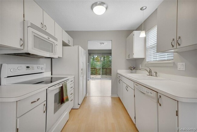 Building Photo - 41306 Cornell Dr