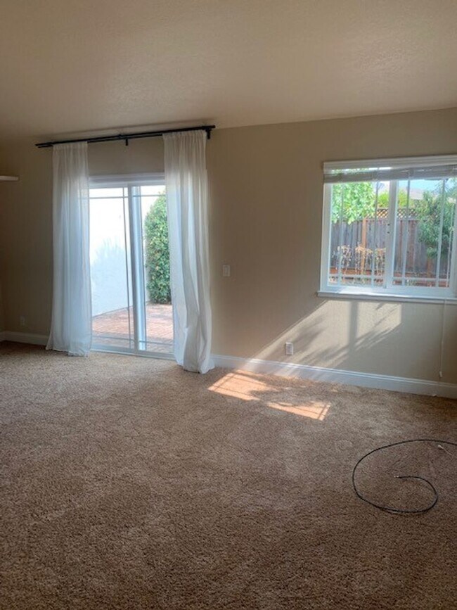 Building Photo - Great 3 Bedroom Townhouse!