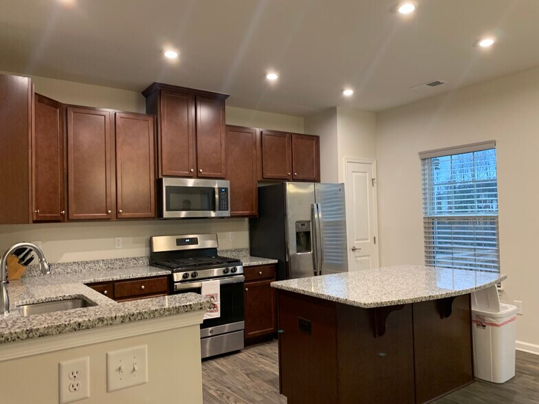 Building Photo - 392 Amber Acorn Ave