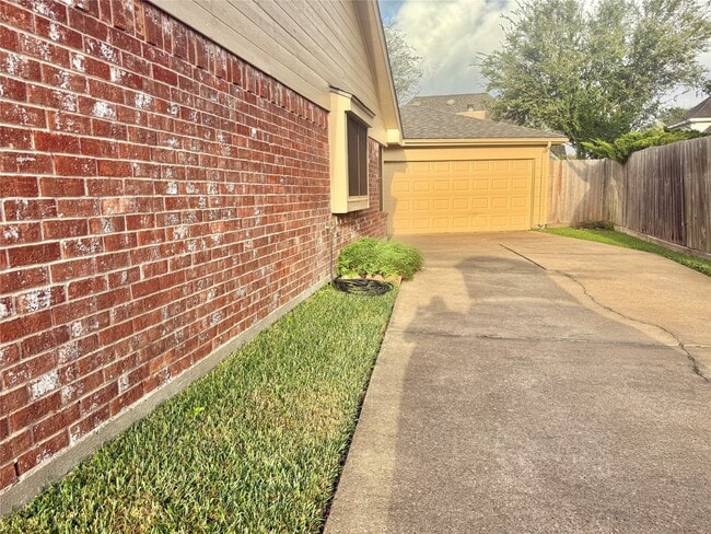 Building Photo - 2934 Field Line Dr