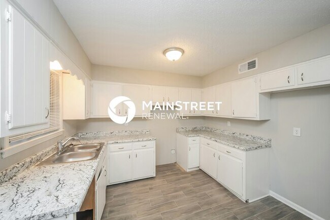 Building Photo - 4 Bedroom Pet-Friendly Home in MEMPHIS, TN with Main Street Renewal