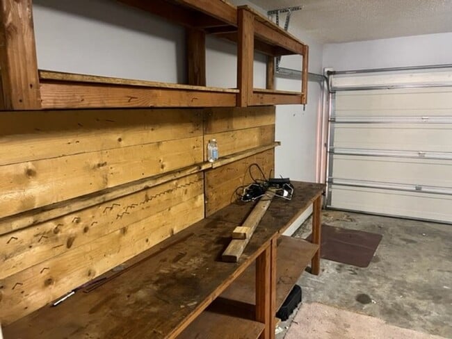 Building Photo - Cozy 3 Bed 2 Bath House! Available August ...