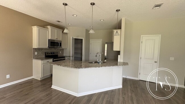 Building Photo - RATE DROP ALERT (was $2400/month) and SUMM...