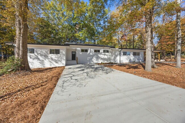 Building Photo - 8625 Cedarbrook Dr