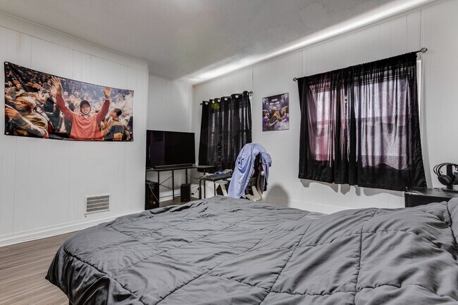 Building Photo - AVAILABLE MAY 2026 - Spacious 3 Bedroom Home w/ Non-Traditional Layout!