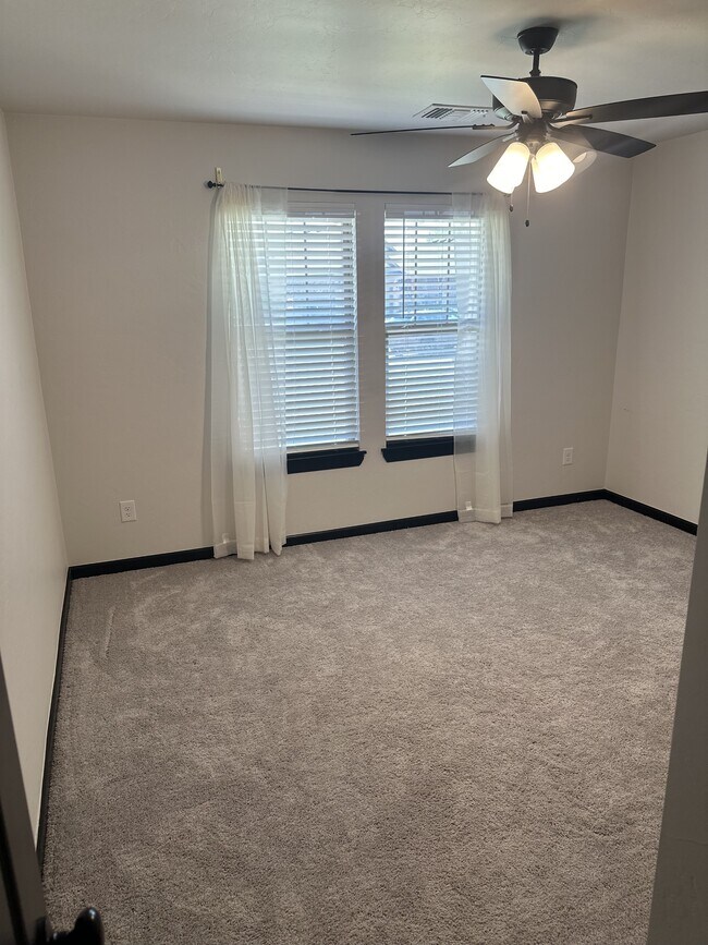 Building Photo - 2229 Roca Dr