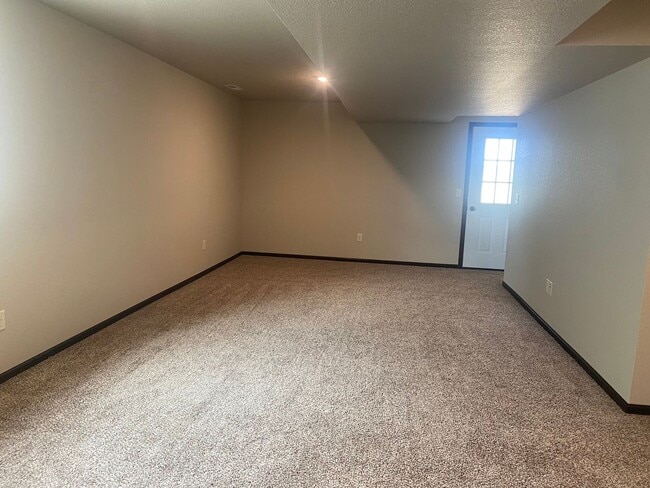 Building Photo - 5 BED | 2 BATH | DOUBLE GARAGE | RAPID VALLEY