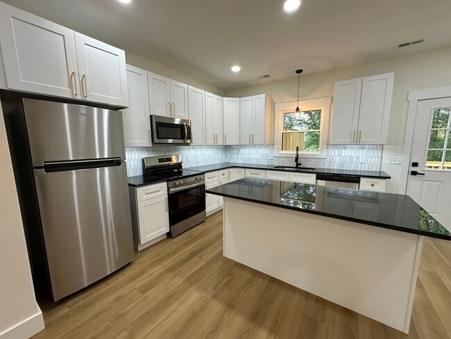 Building Photo - Gorgeous townhome on Candlers Mt! Close to LU. First month rent half off special!