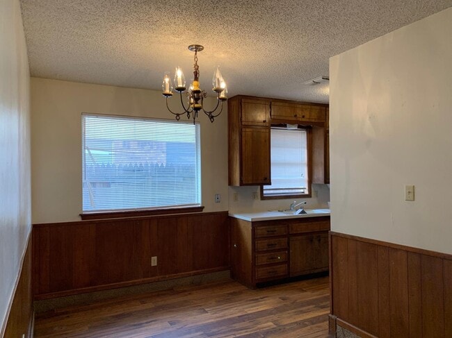 Building Photo - 606 N Elkhart Ave