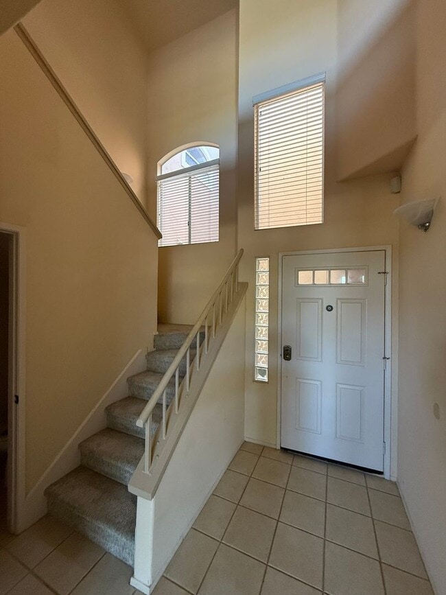 Building Photo - Beautiful 2 Bed, 2.5 Bath Townhome in Desi...