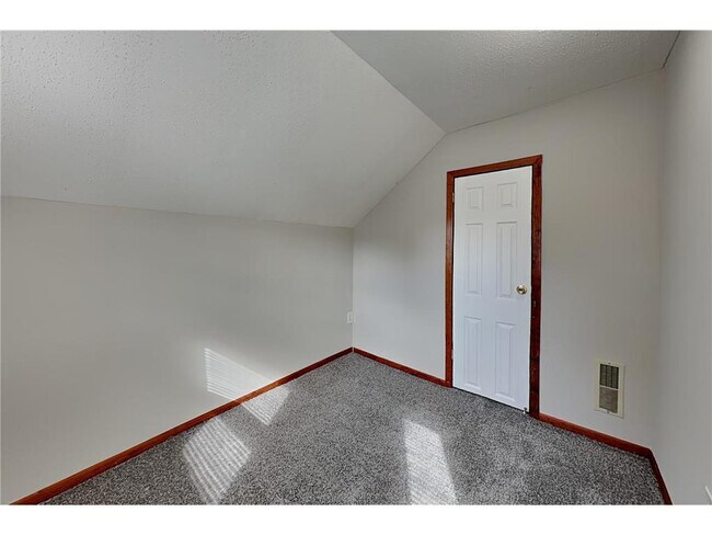 Building Photo - 303 Curtice St E