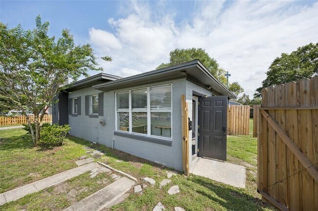Building Photo - 6036 Dogwood Dr