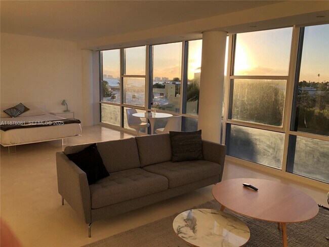 Building Photo - 900 Bay Dr