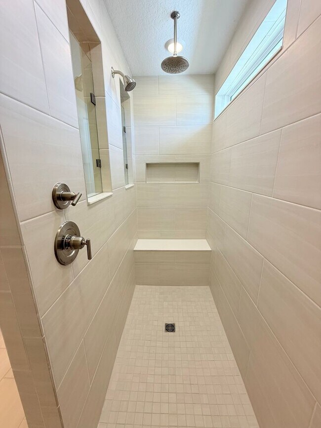 Building Photo - Sprawling 5BR/4.5BA Dream Home with 3-Car ...