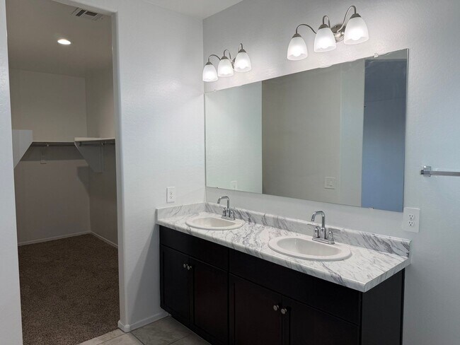 Building Photo - 9427 E Alfalfa Dr