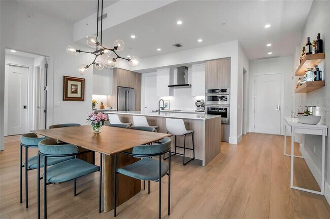 Building Photo - 301 QUAY Cmn