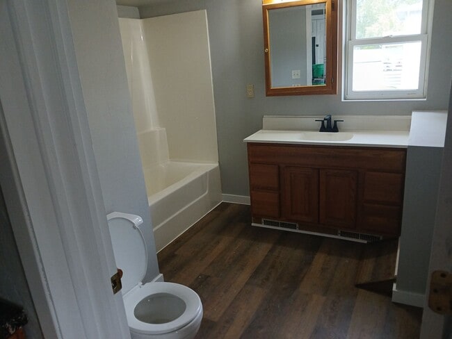 Building Photo - Beautiful Hardwood Floors