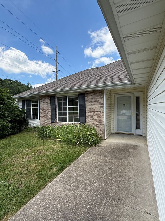 Building Photo - 3 bed 2 bath Home with fenced in backyard