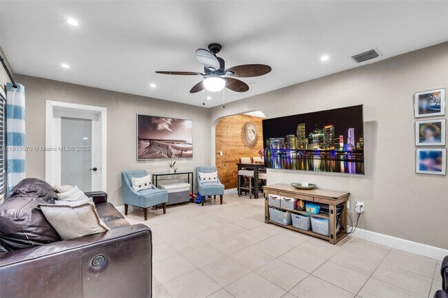 Building Photo - 333 Linwood Dr