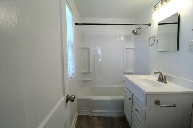 Building Photo - One Bedroom Duplex in North Kansas City