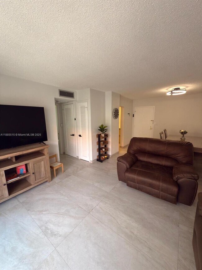 Building Photo - 3113 S Ocean Dr