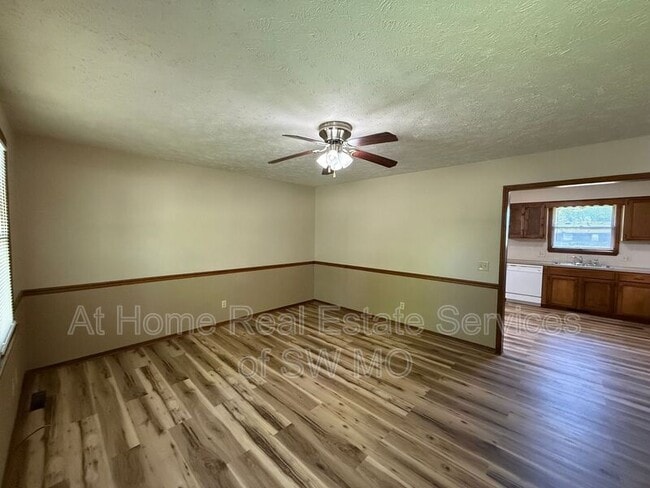 Building Photo - 103 S Cottonwood Ave