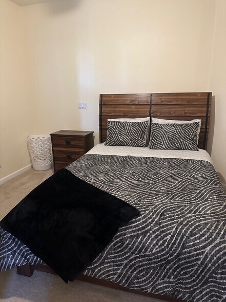 Queensize bed - 1764 La Pergola Dr