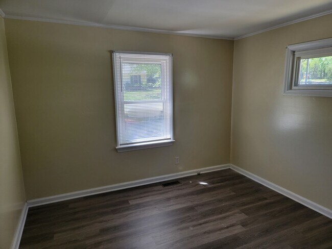 Building Photo - 2 Bedroom 1 Bathroom House