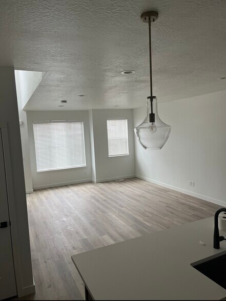 Building Photo - 520 S Orchard Dr