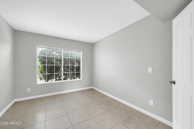 Building Photo - 913 W Juanita Ave