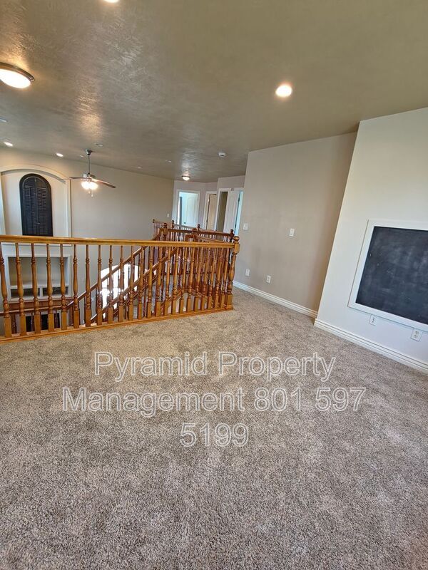 Building Photo - 2896 E Lookout Dr