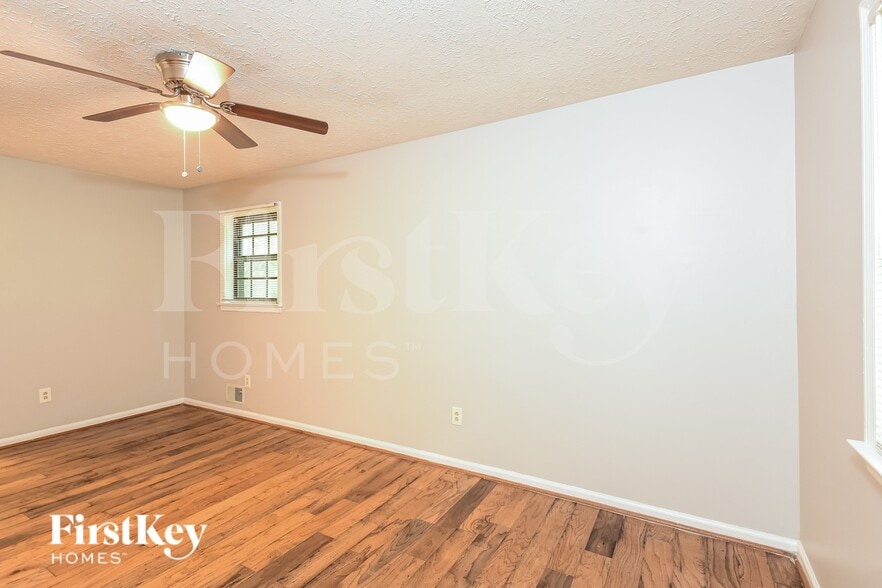 Building Photo - 3704 Newport Dr