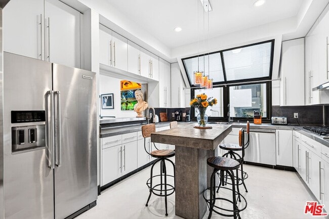 Building Photo - 11 Voyage St