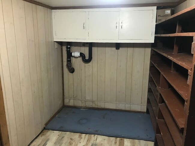 Downstairs washer/dryer hookup - 110 Topaz St