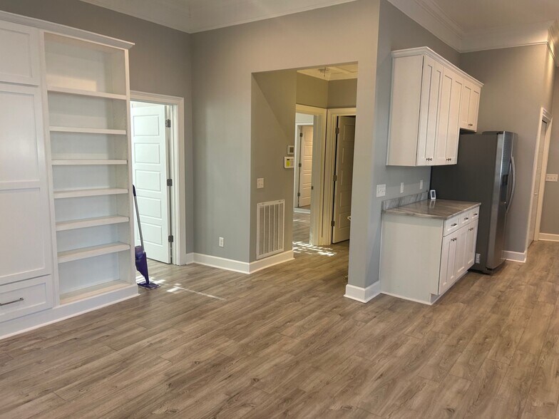 Building Photo - 3213 Bannon Dr