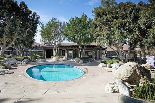 Building Photo - 323 Streamwood-