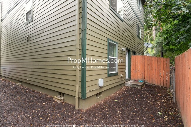 Building Photo - Spacious SE Portland 3 Bedroom Townhouse In Powellhurst-Gilbert Neighborhood