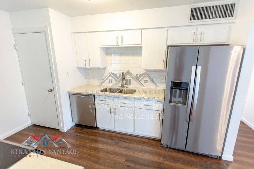 Building Photo - 2602 W Columbine Dr