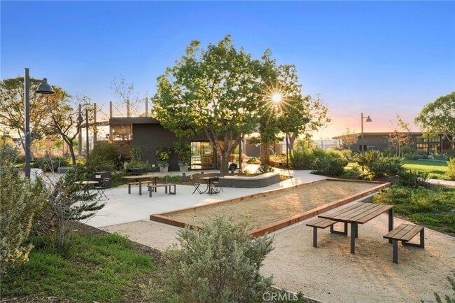 Building Photo - 123 Interval