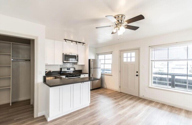 Building Photo - 507 Avenida Victoria