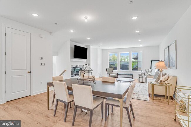 Building Photo - 4975 Longmire Wy
