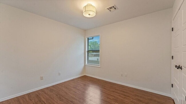 Building Photo - "Dog-friendly and Cozy Home Close To UofArk"