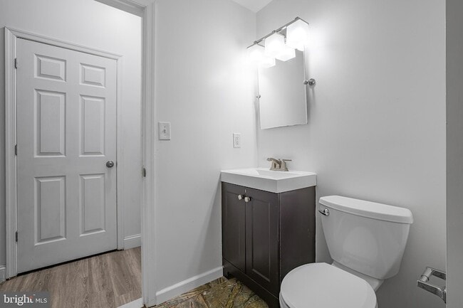 Building Photo - 609 W 9th St