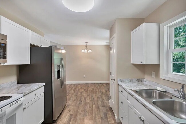 Building Photo - Charming 3-Bedroom Haven with 2 Full Baths...