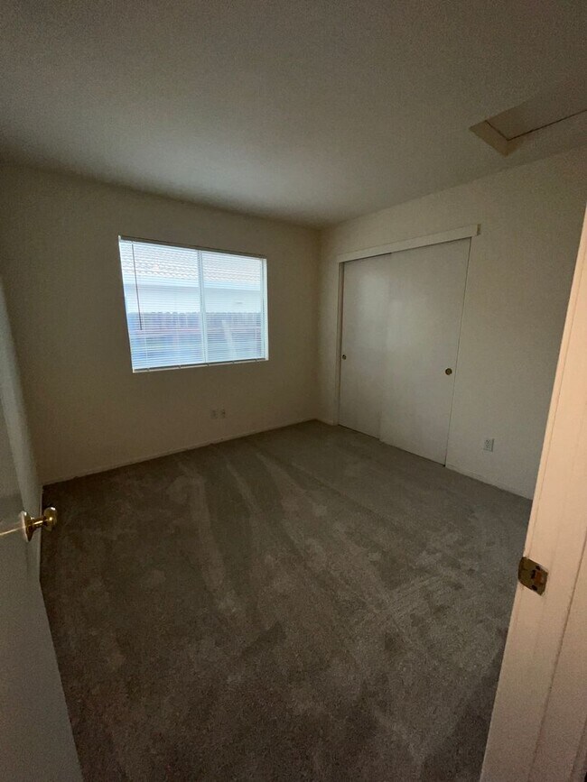 Building Photo - 3 Bed| 2 Bath | 1215 SF | Private Driveway + Garage | Single Story| Tenant pays $175 monthly for ...