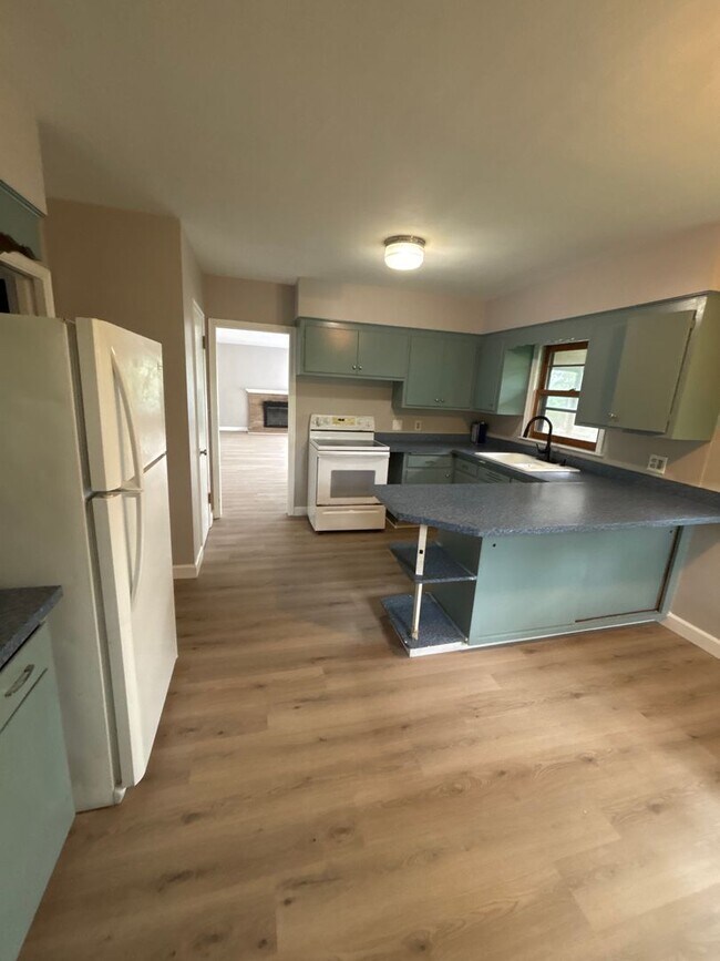 Building Photo - Spacious 4 bedroom 1 bathroom single family home