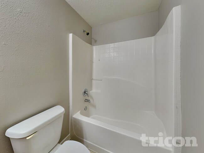 Building Photo - 1420 Shorewood Dr