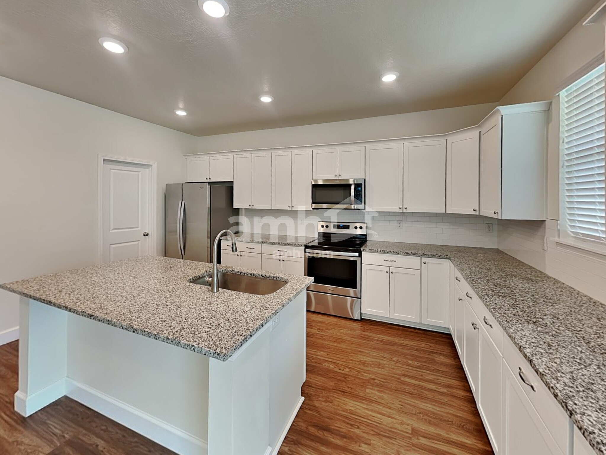 Building Photo - 3003 E S Village Dr
