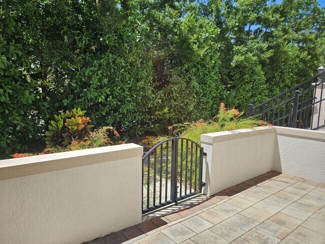 Building Photo - Seasonal Short-Term 2 Bedroom, 2.5 Bath Multi-Level Condo with Balcony and Patio located on Venic...