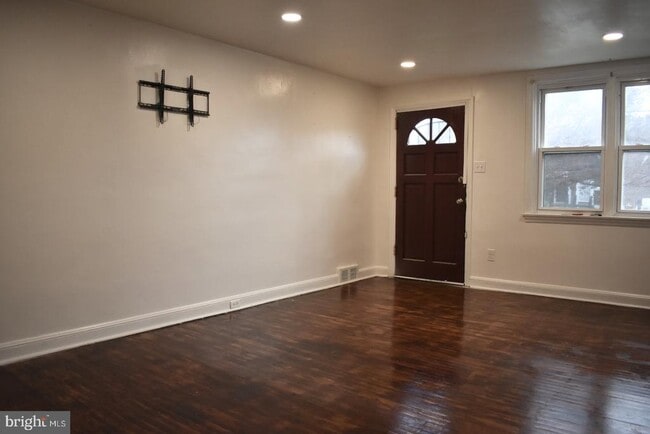 Building Photo - 7305 Woodcrest Ave